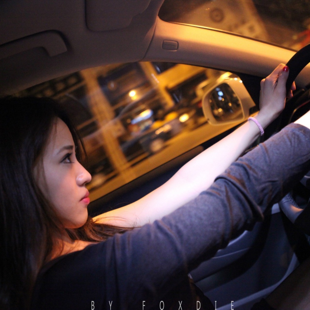 Девушка гонщица за рулем Audi Q3