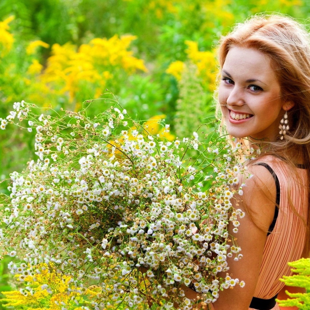 Девушка собрала букет полевых ромашек