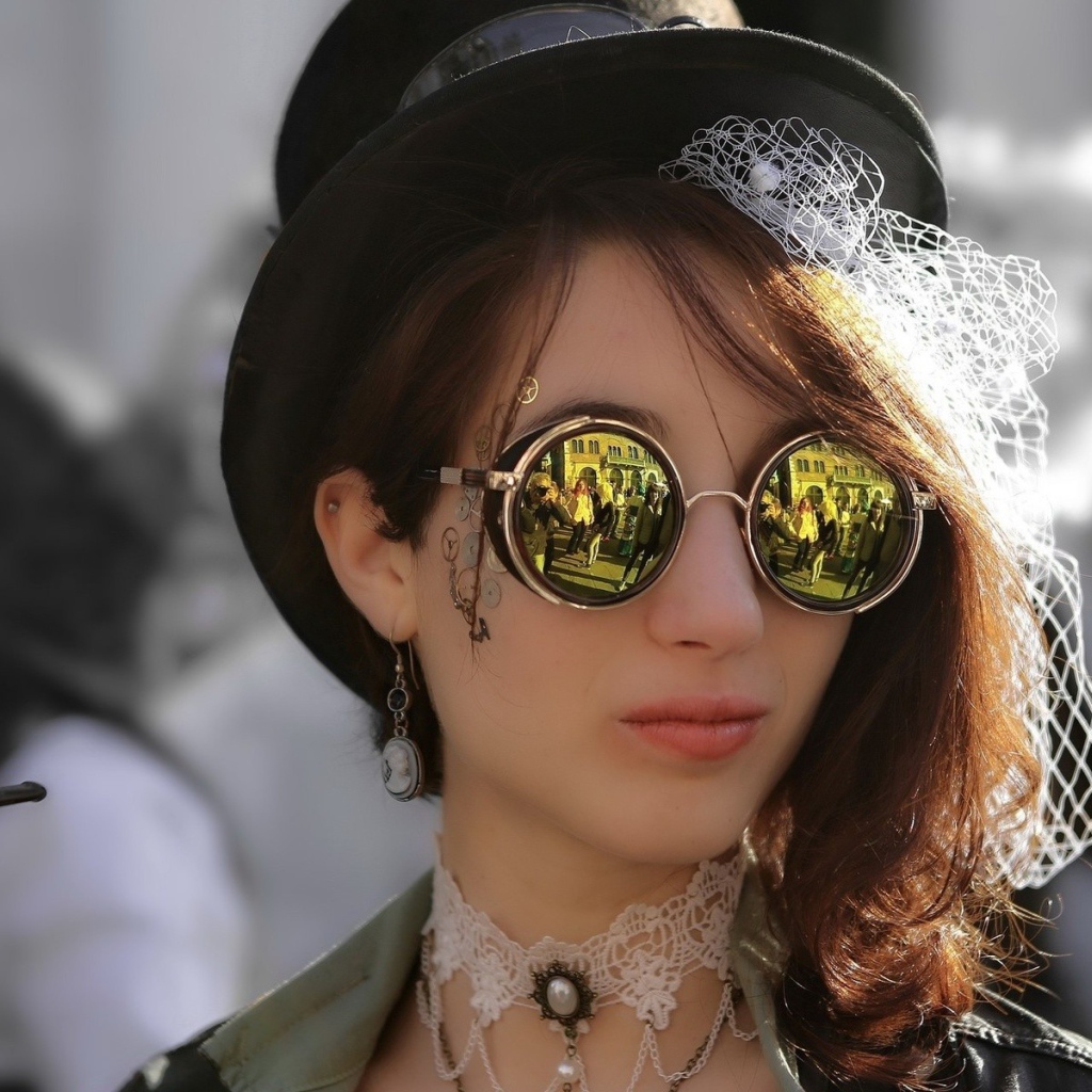 Девушка в шляпке и очках в стиле стимпанк