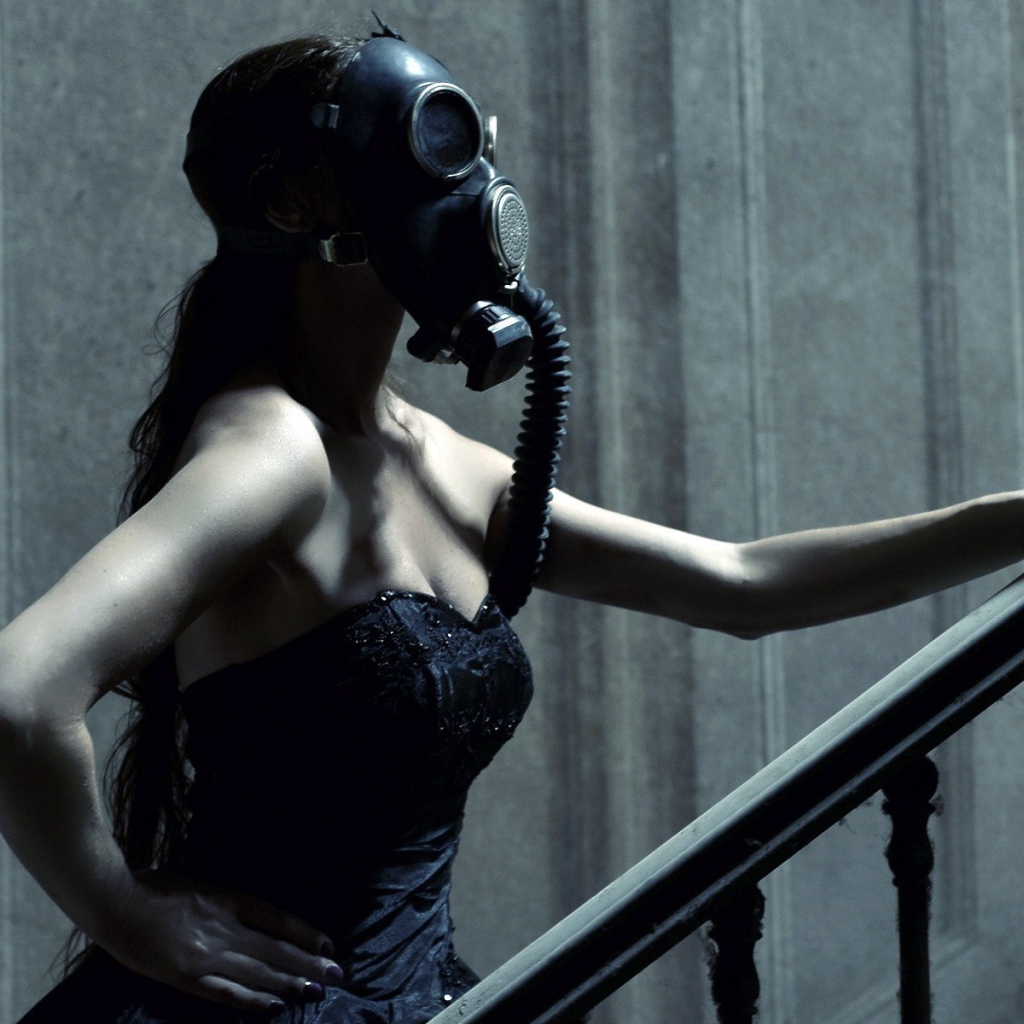 Девушка в маске поднимается по лестнице