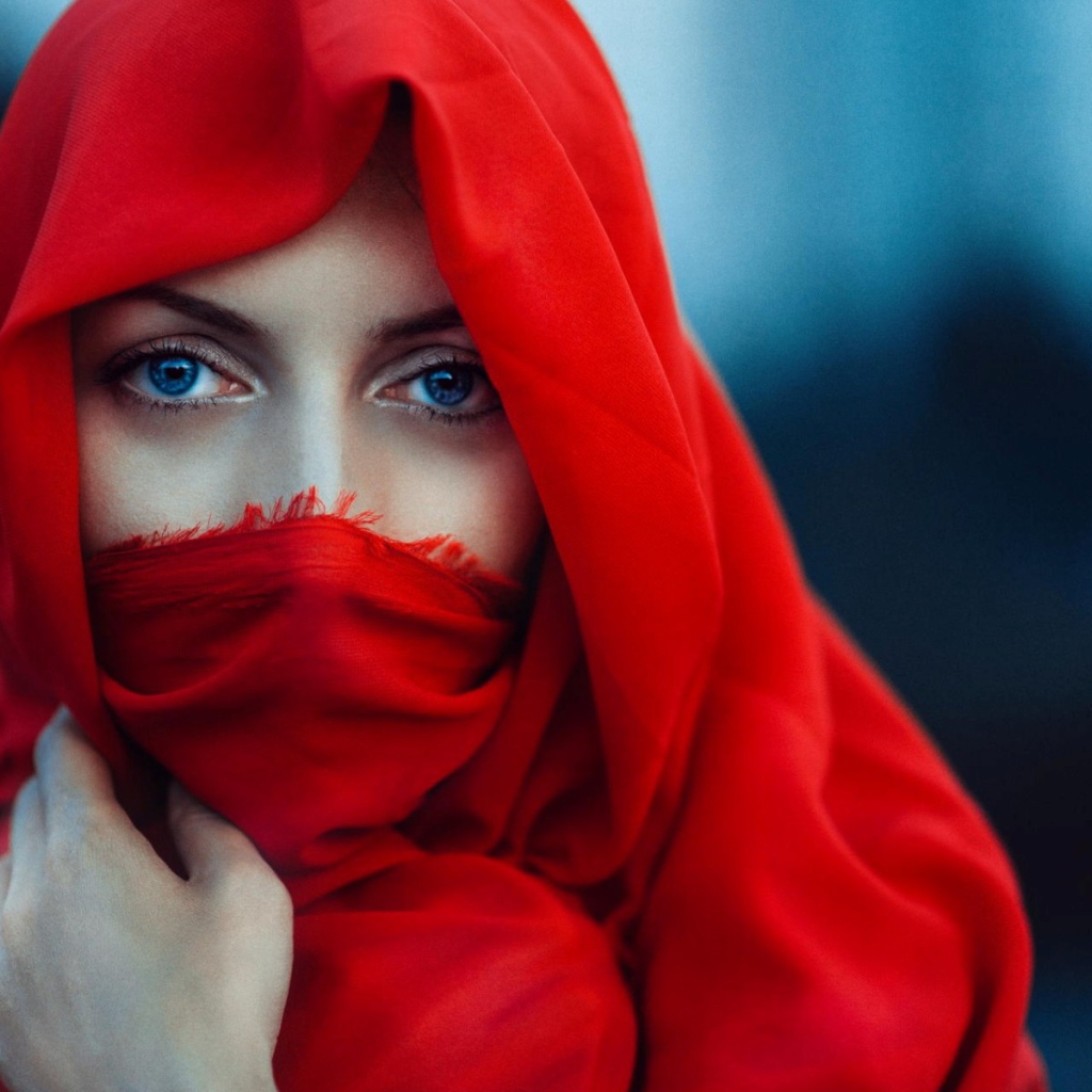 Девушка в красной накидке закрыла лицо