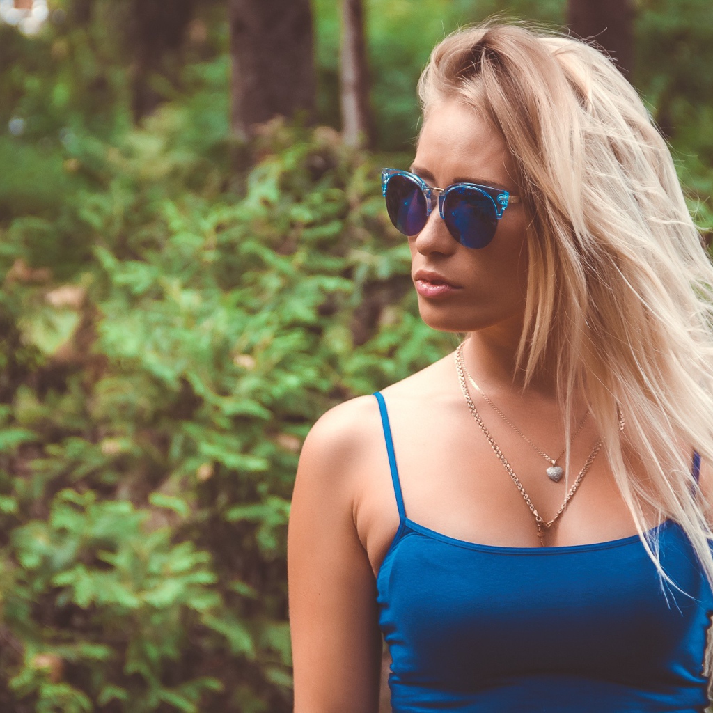 Девушка в синих солнцезащитных очках