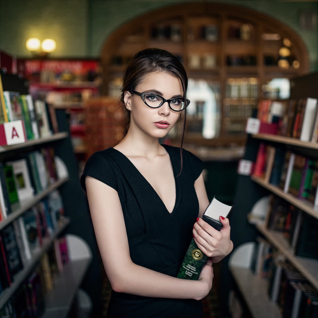 Девушка в очках с книгой