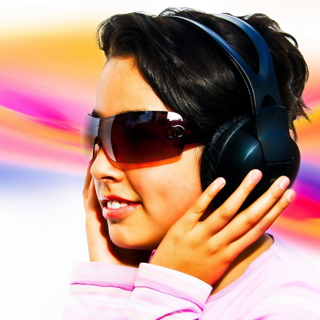 Девушка в темных очках и черных наушниках