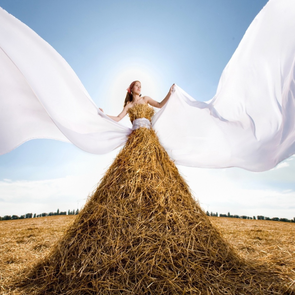 Девушка в платье из сена