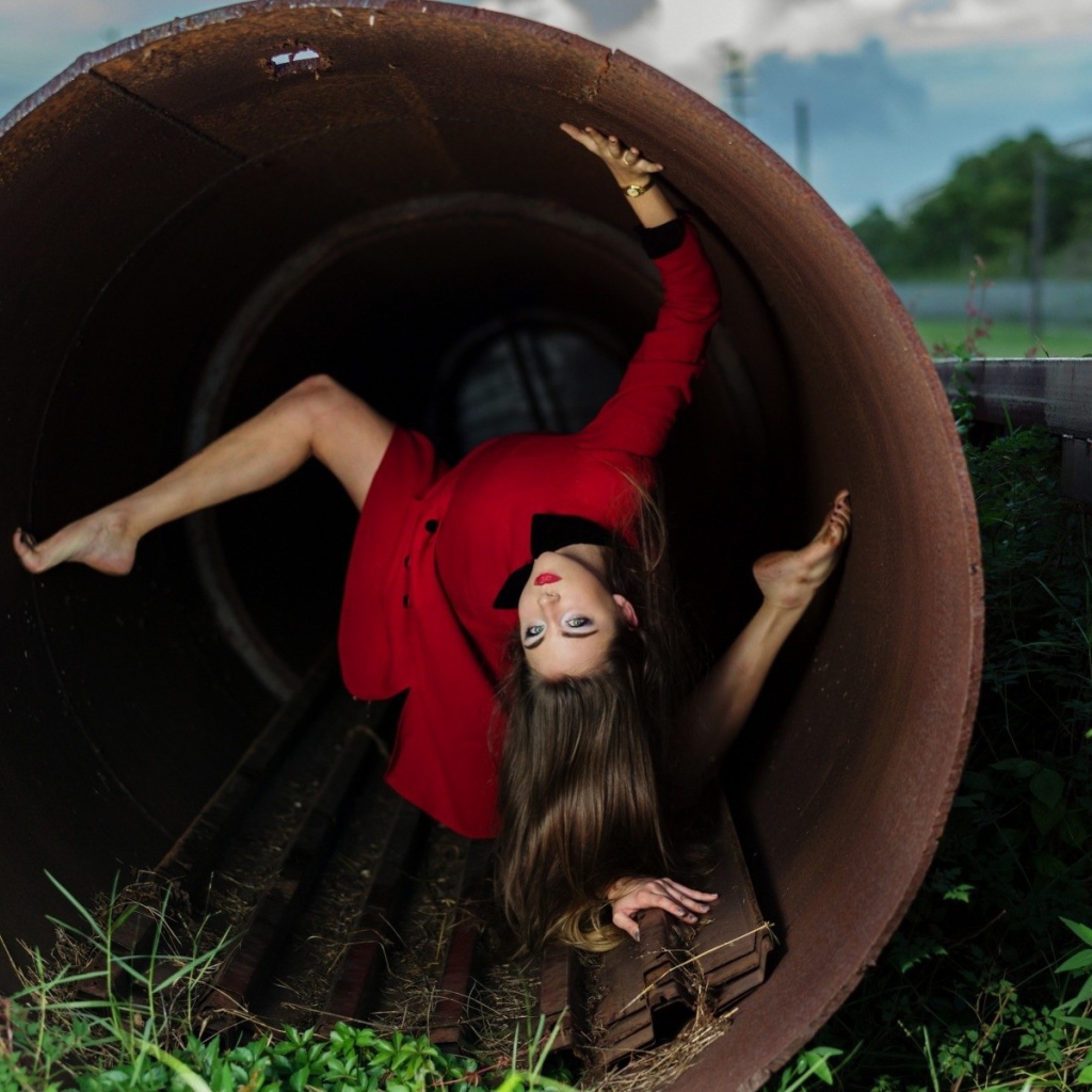 Девушка в железной трубе