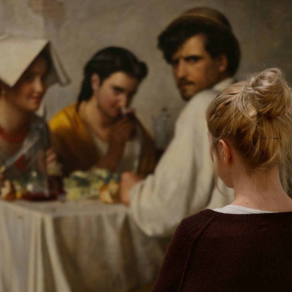 Девушка в картинной галерее