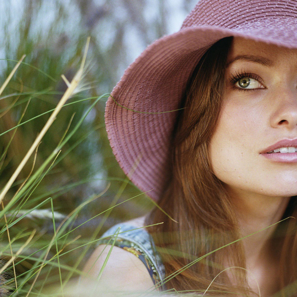 Девушка в розовой шляпе Оливия Уайдли