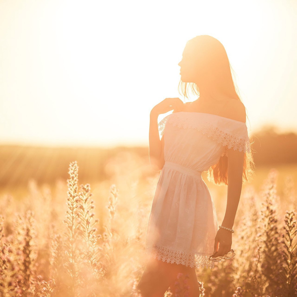 Девушка в лучах яркого летнего солнца