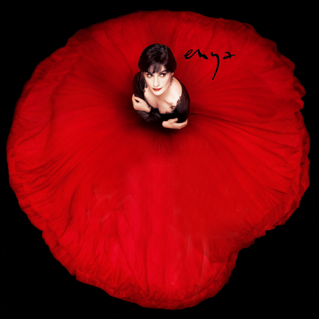 Девушка в красном платье в форме мака