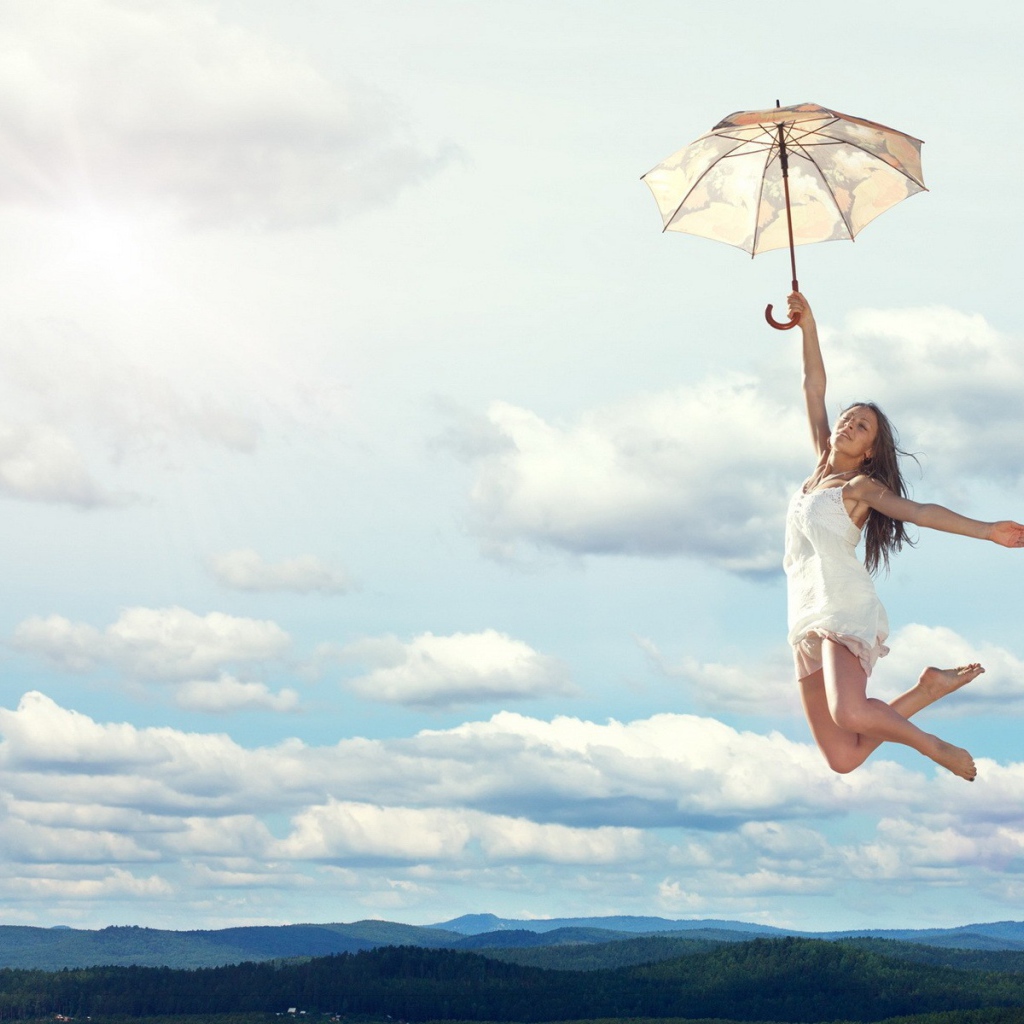 Девушка в небе со светлым зонтом