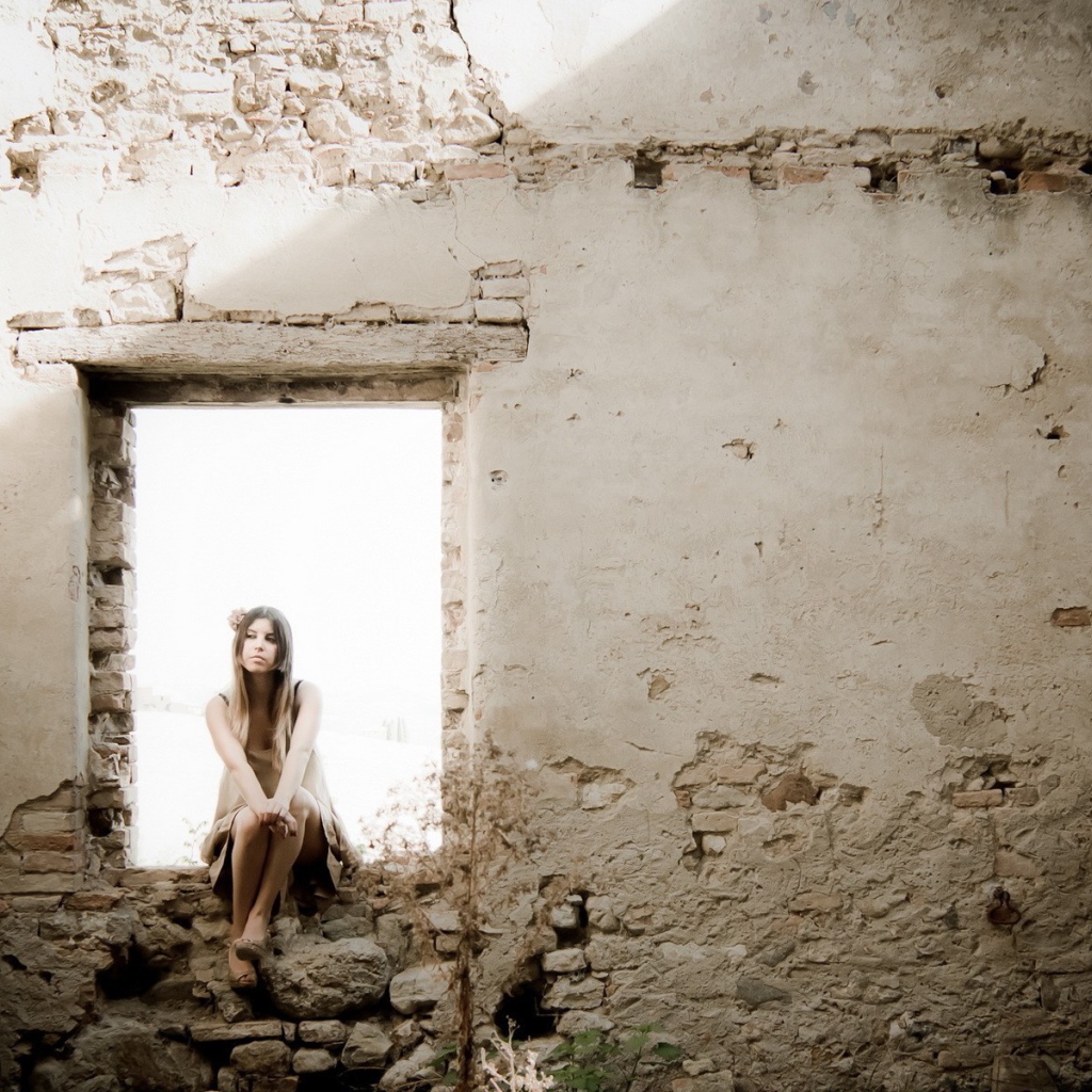 Девушка на окне в руинах