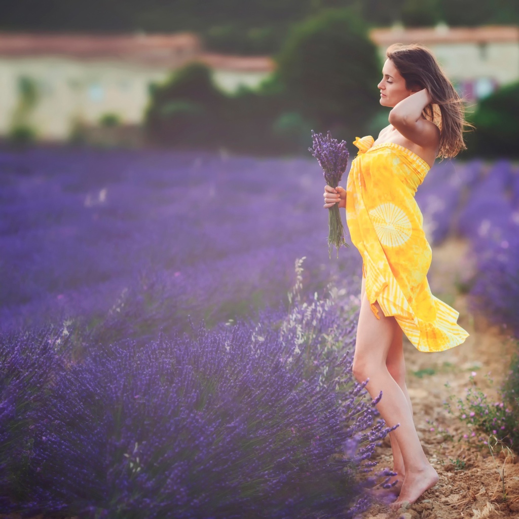 Девушка в желтом парео с букетом на лавандовом поле