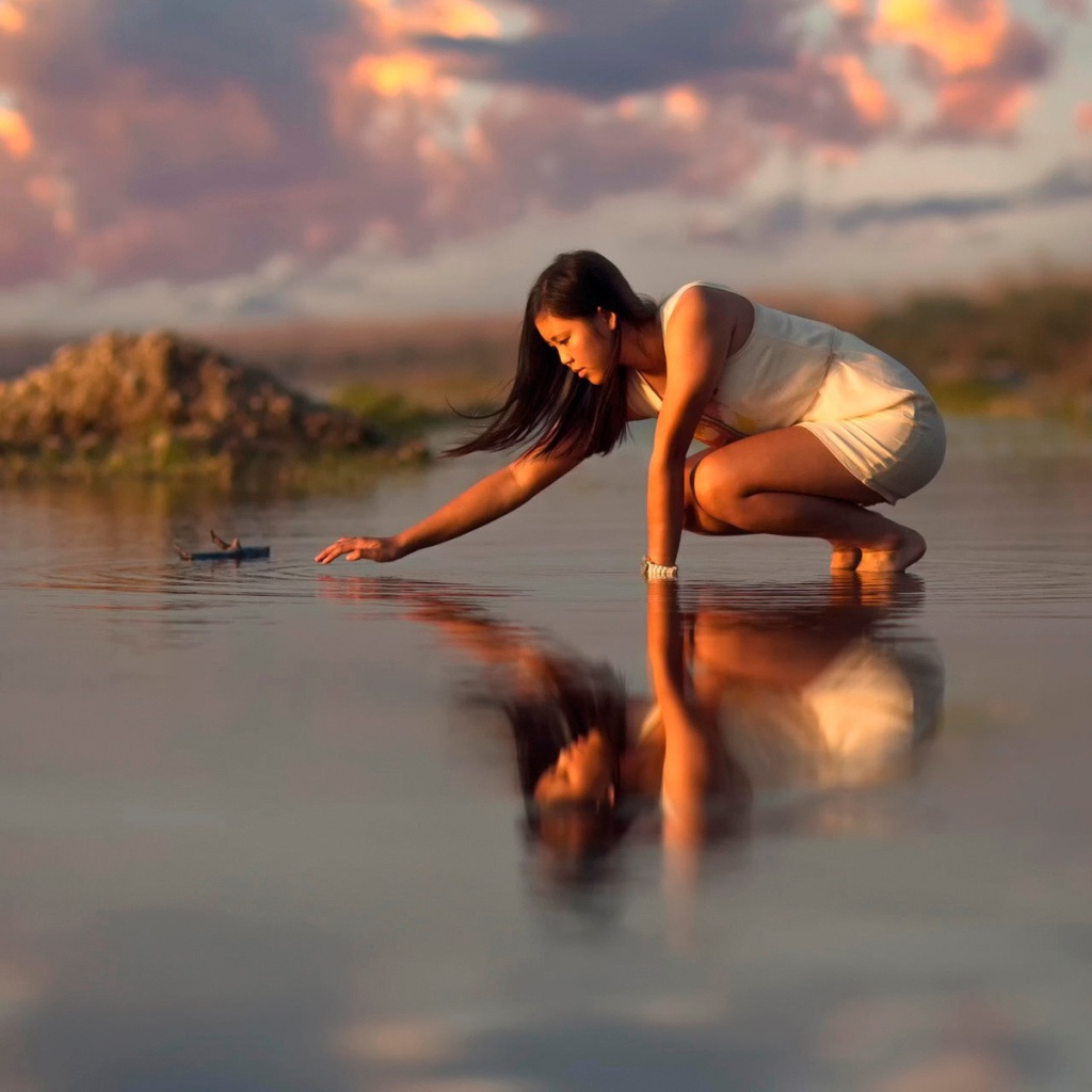 Девушка отражается в воде