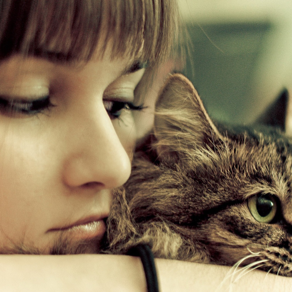 Девушка грустит со своим котом