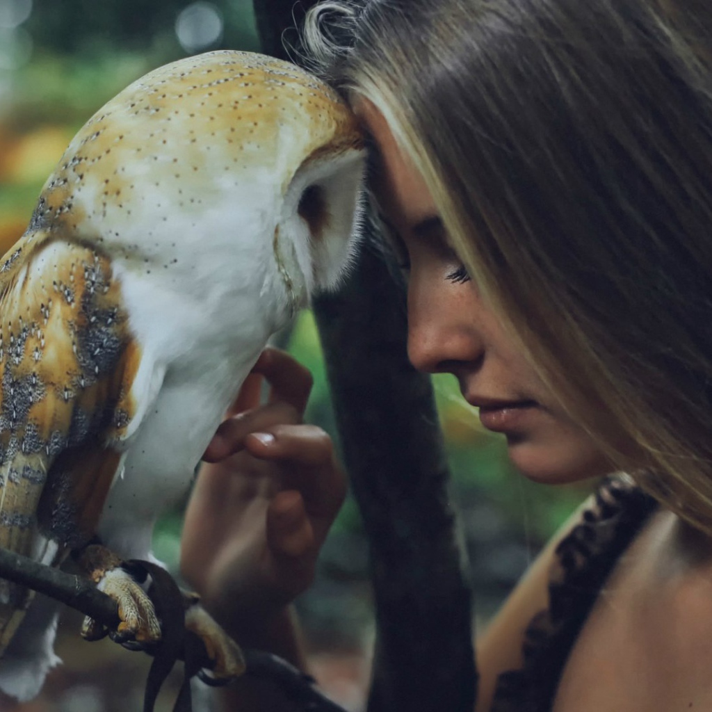 Девушка прислонилась к сове