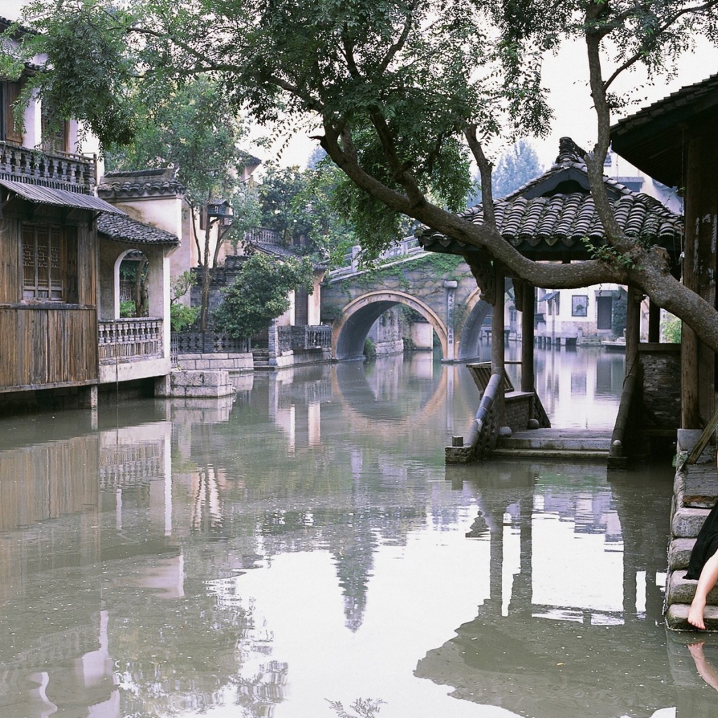 Девушка смотрит на затопленную улицу