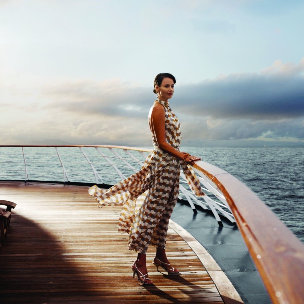 Девушка смотрит на море с палубы яхты