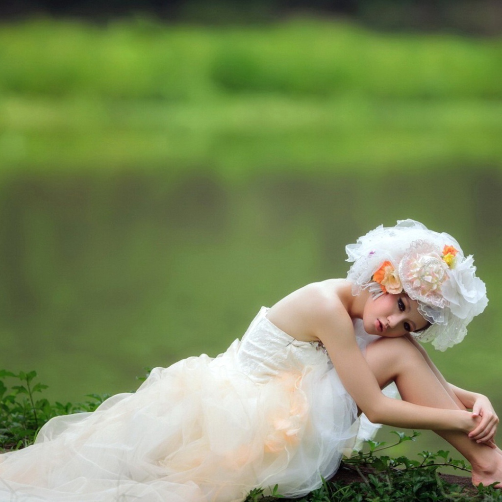 Девушка весна на фоне зелени