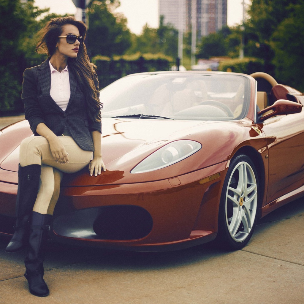 Девушка на капоте коричневого Ferrari кабриолет