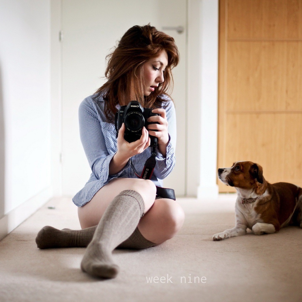 Девушка фотограф со своей собакой