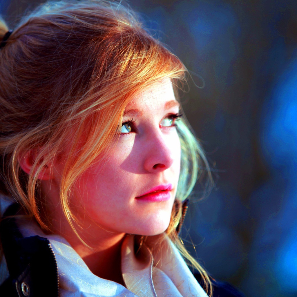 Лицо девушка освещено солнцем