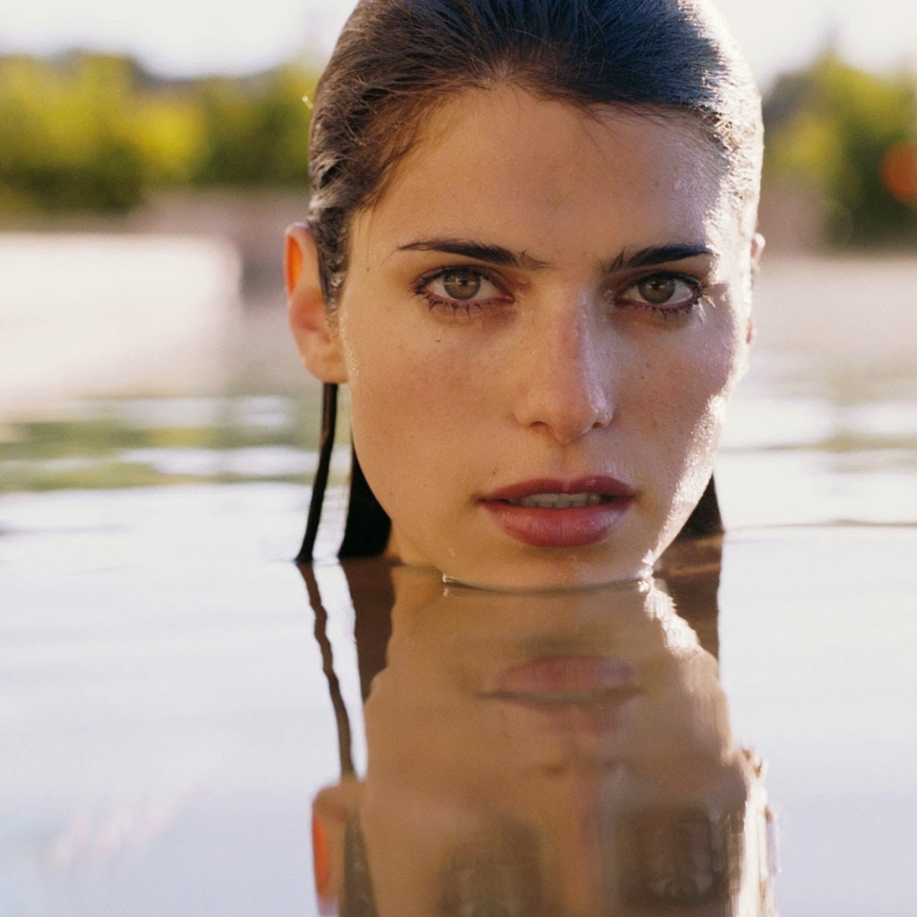 Девушка по шею в воде