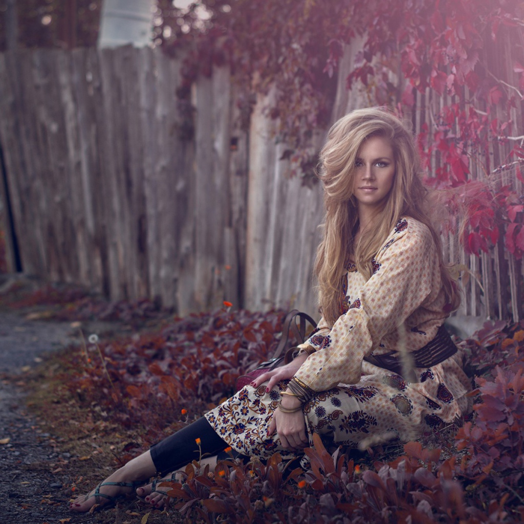 Девушка присела у забора