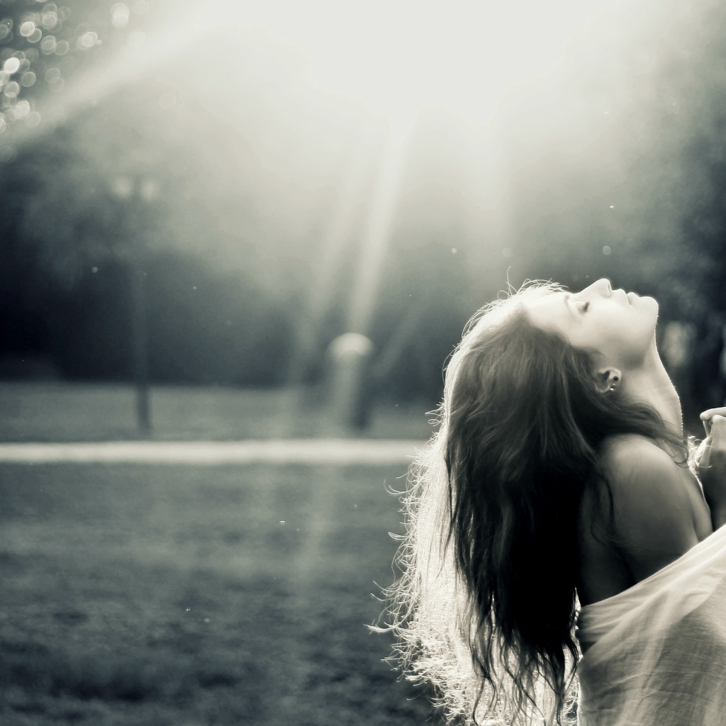 Девушка запрокинула голову