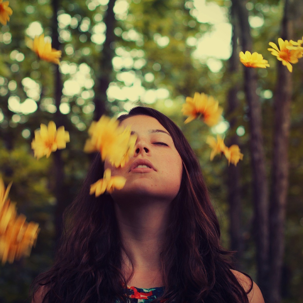 Девушка подбросила желтые цветы