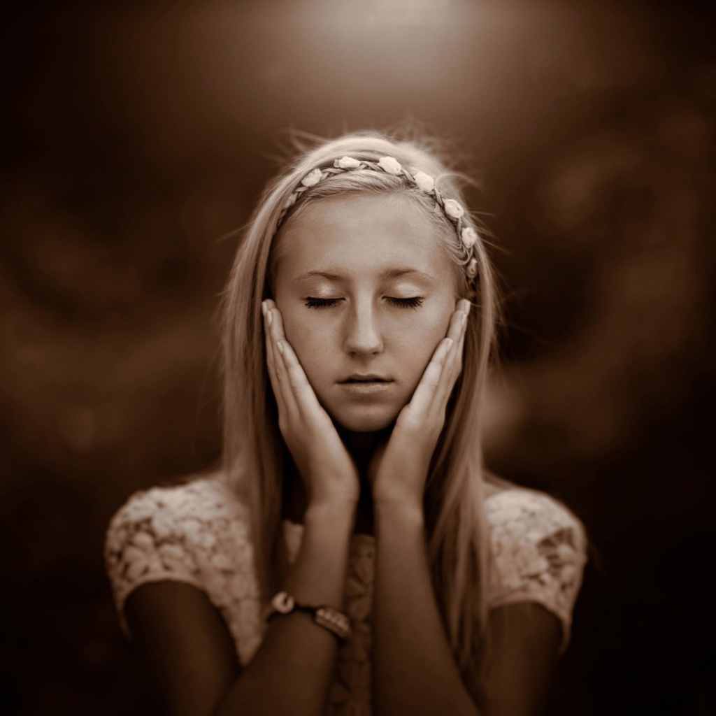 Девушка прикоснулась руками к лицу