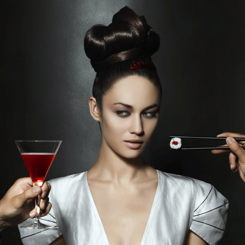 Девушку угощают вином и суши