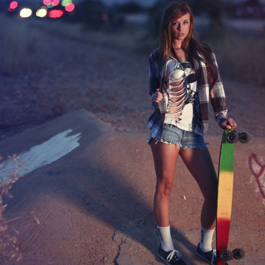 Девушка с ярким скейтбордом