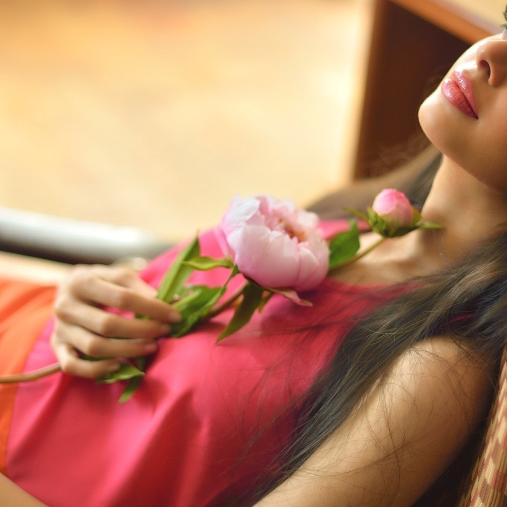 Девушка лежит с цветком на груди