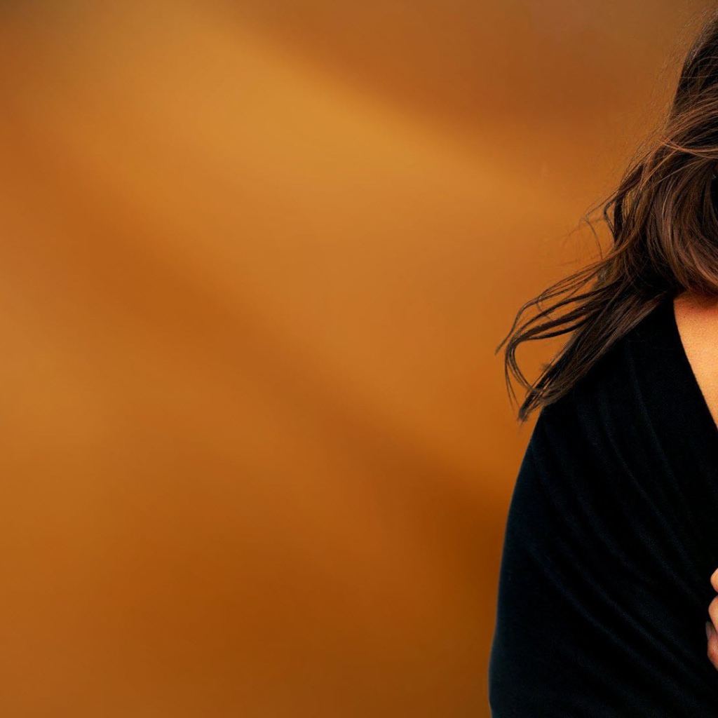 Девушка с татуировкой Ubuntu на плече