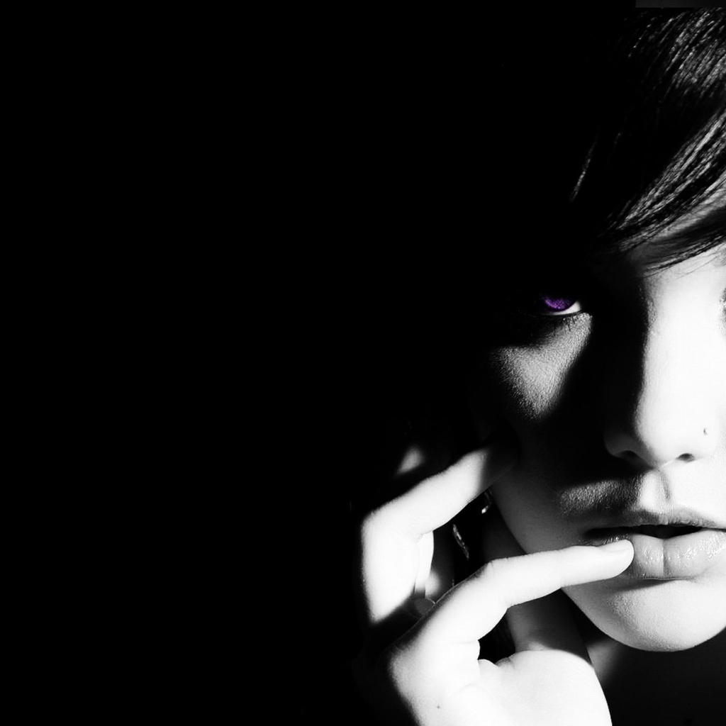 Девушка с черными волосами и фиолетовыми глазами