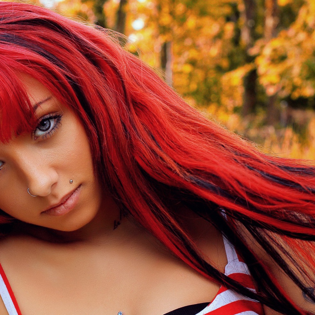 Девушка с красными волосами и кольцом в носу