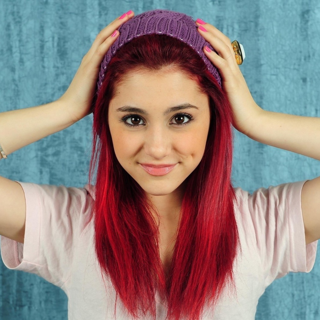Девушка с красными волосами в сиреневой повязке