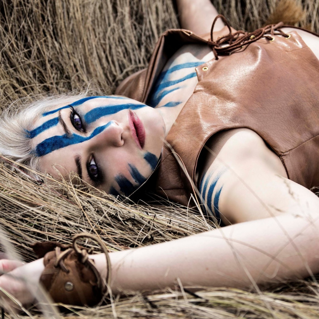 Девушка с синей раскраской на теле