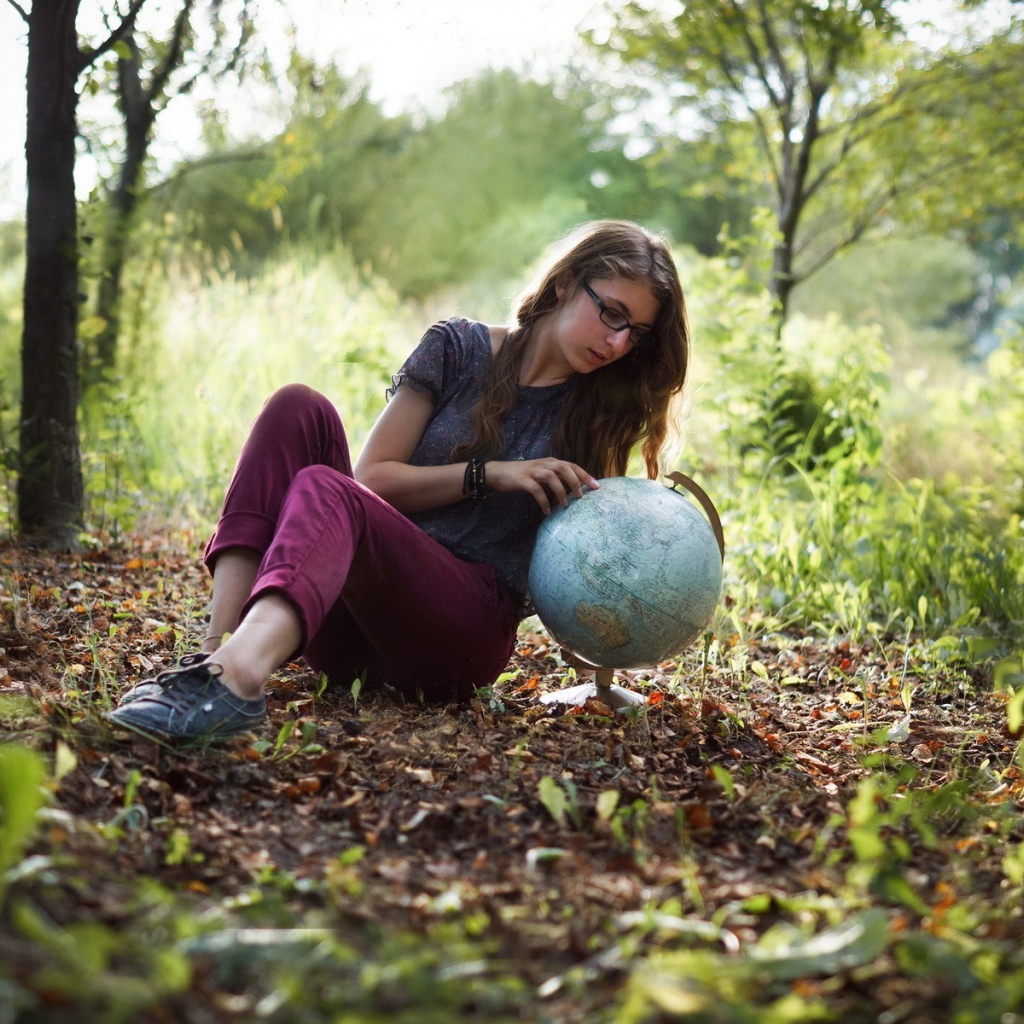 Девушка с глобусом на полянке