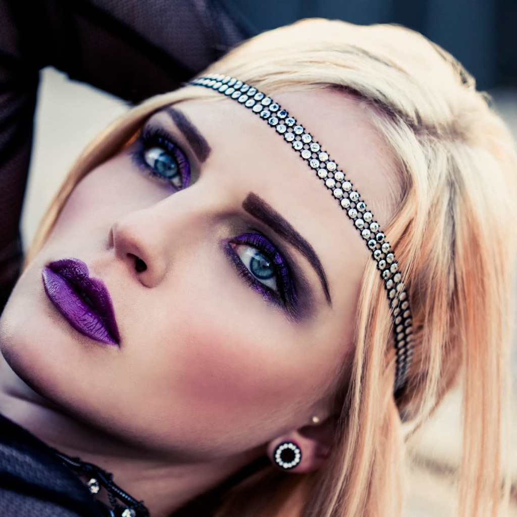 Девушка с фиолетовыми губами