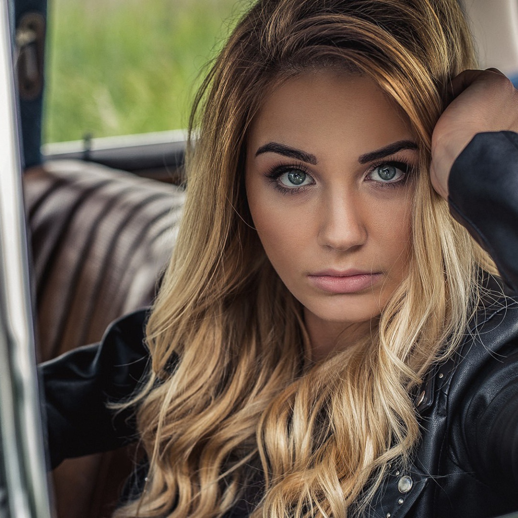 Зеленоглазая блондинка в автомобиле