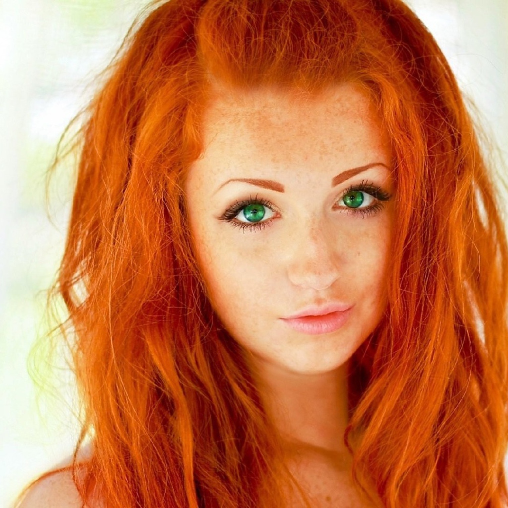 Рыжеволосая модель с зелеными глазами