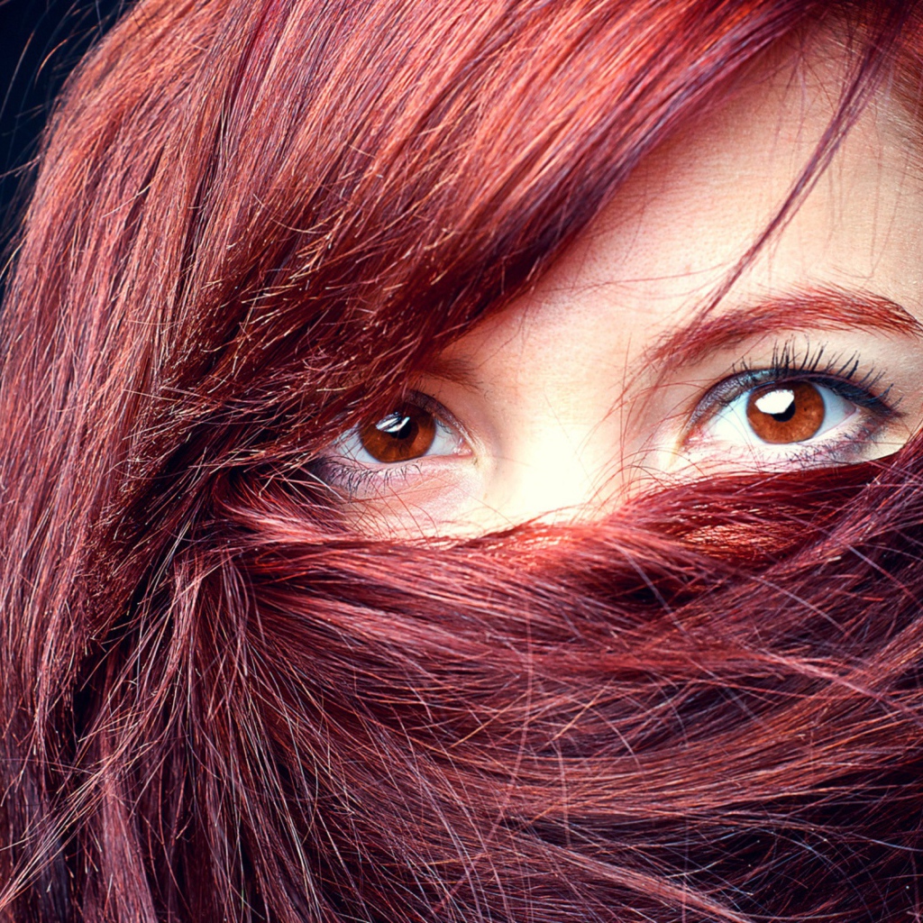 Паранджа из каштановых волос девушки