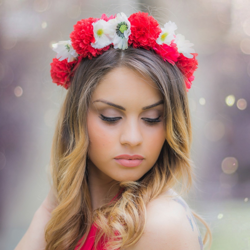 Венок из белых и красных цветов на голове у девушки