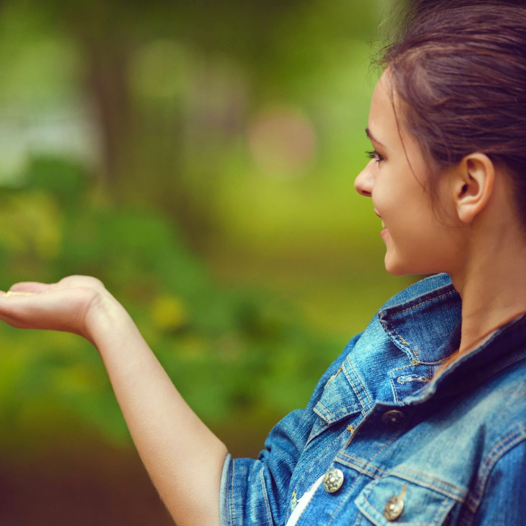 Синица на ладони у девушки