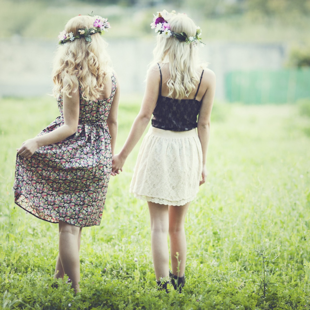 Две блондинки гуляют по газону