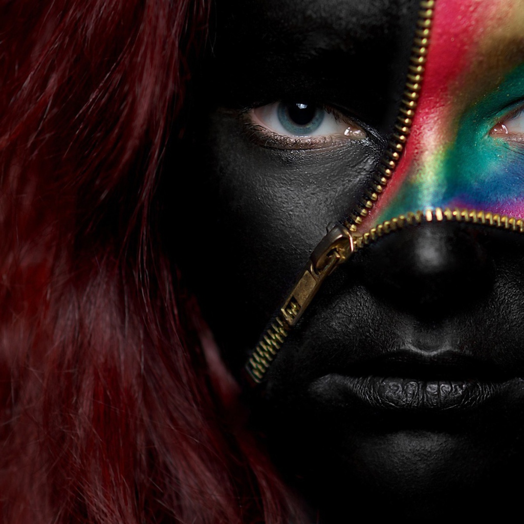 Необычный бодиарт на лице у девушки