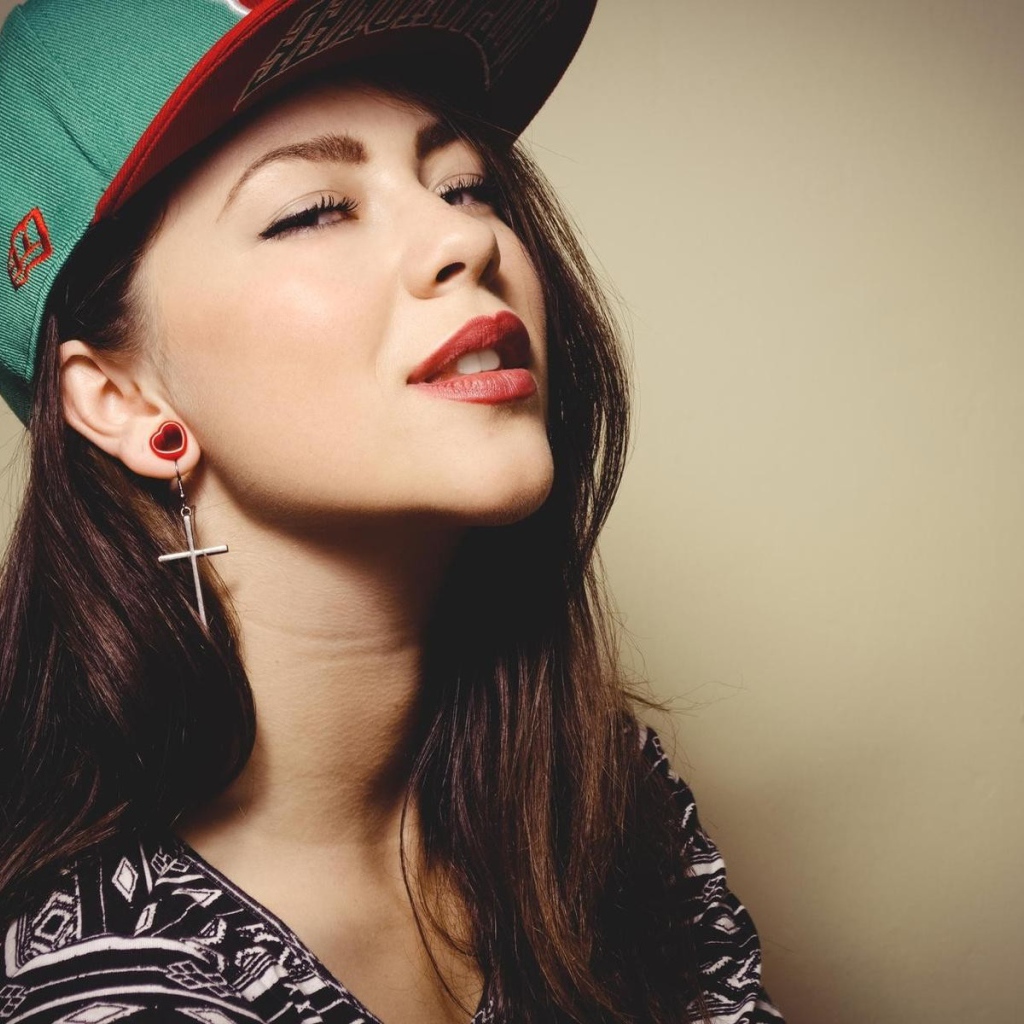 Необычные сережки у девушки