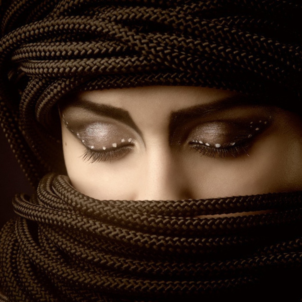 Паранджа на девушке из черных веревок